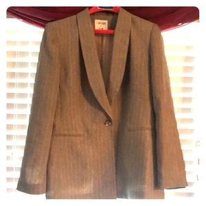 One button LE suit pants suit.